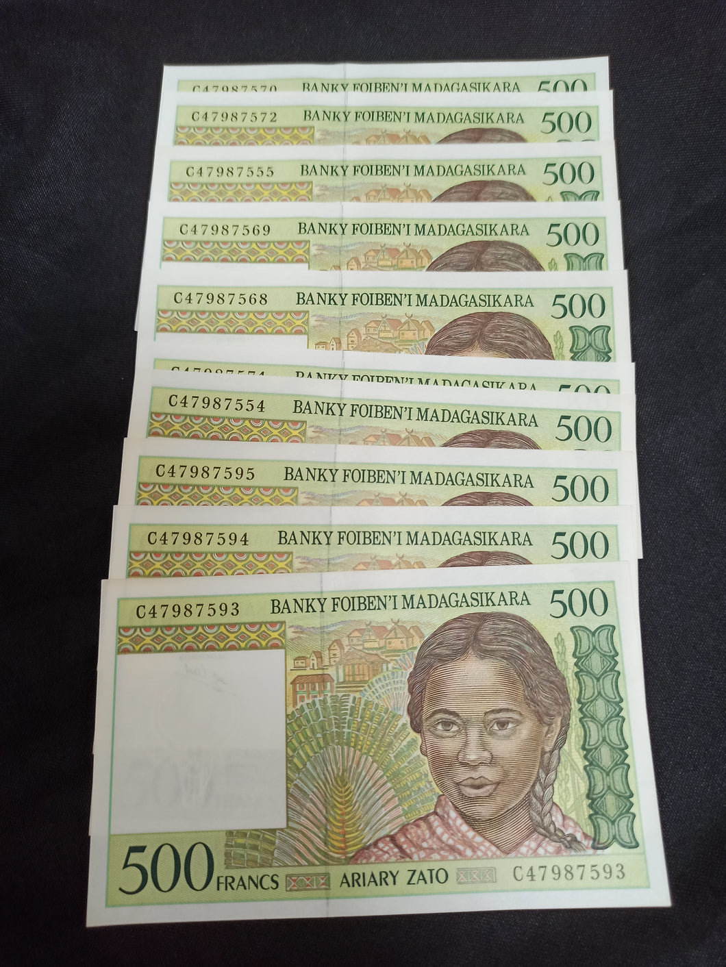 Madagascar : Lot de 10 X 500 Francs NEUF