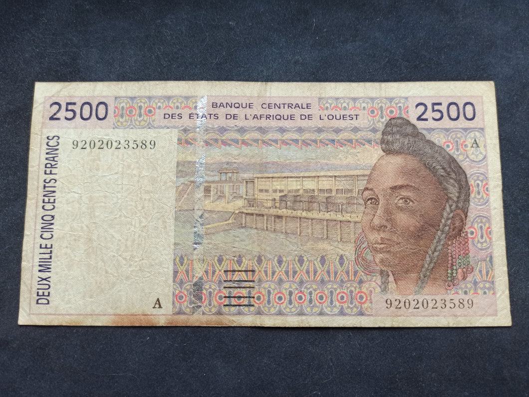 Afrique de l'Ouest : Côte d'Ivoire : 2500 Francs 1992 Ref 1327)