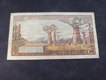 Charger l&#39;image dans la galerie, Madagascar : 100 Francs 1966 (Ref 2638)
