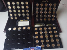 Charger l&#39;image dans la galerie, Lot Coffret Bois 84 X Quarter Dollar Etats-Unis Plaqué Or
