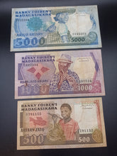 Charger l'image dans la galerie, Madagascar : 5000 / 1000 / 500 Francs 1983 (Ref 3303)
