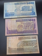 Charger l'image dans la galerie, Madagascar : 5000 / 1000 / 500 Francs 1983 (Ref 3303)
