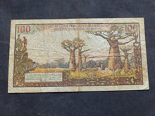 Charger l'image dans la galerie, Madagascar : 100 Francs 1966 (Ref 3749)
