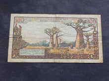 Charger l'image dans la galerie, Madagascar : 100 Francs 1966 (Ref 3750)
