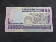 Charger l'image dans la galerie, Madagascar : 1000 Francs 1983 (Ref 3753)
