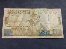 Charger l'image dans la galerie, Madagascar : 25000 Francs / 5000 Ariary 1993 (Ref 3756)
